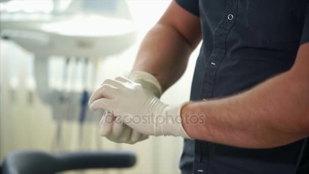 Close-up shot van een mans handen in handschoenen, die hun antiseptica behandelt - Video