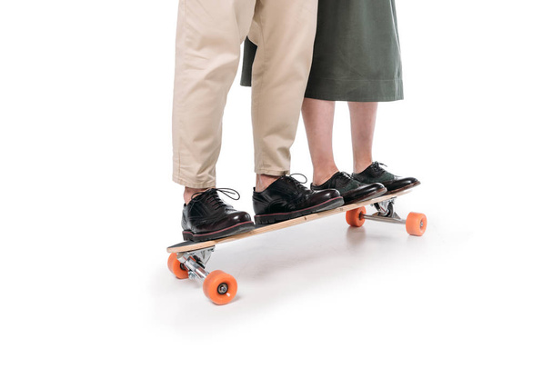 coppia casual cavalcando su skateboard
 - Foto, immagini