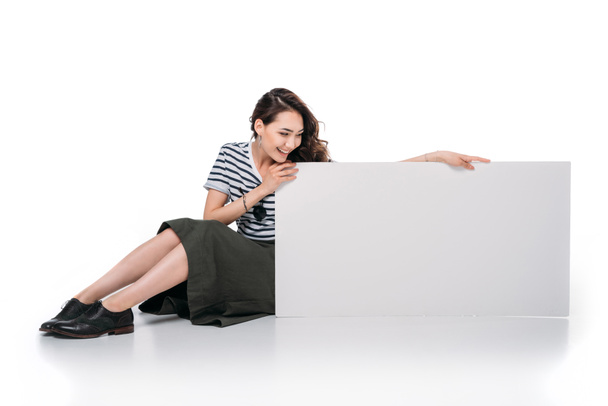 mujer sentada y sosteniendo tablero en blanco
 - Foto, Imagen