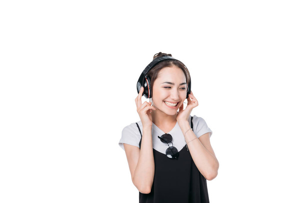 Dziewczyna azjatyckich słuchania muzyki - Zdjęcie, obraz