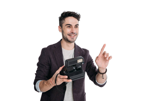 улыбающийся человек с винтажным фотоаппаратом
 - Фото, изображение