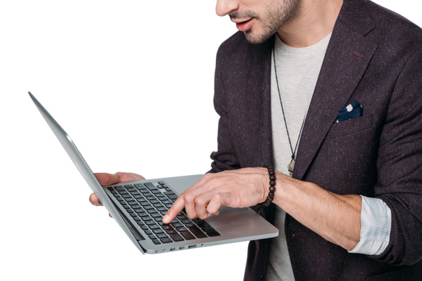 hombre joven usando el ordenador portátil - Foto, Imagen