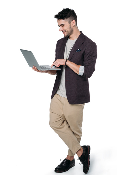 Nuori mies kannettavan tietokoneen avulla - Valokuva, kuva