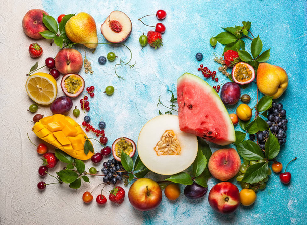 various fruits and berries  - Foto, Imagem