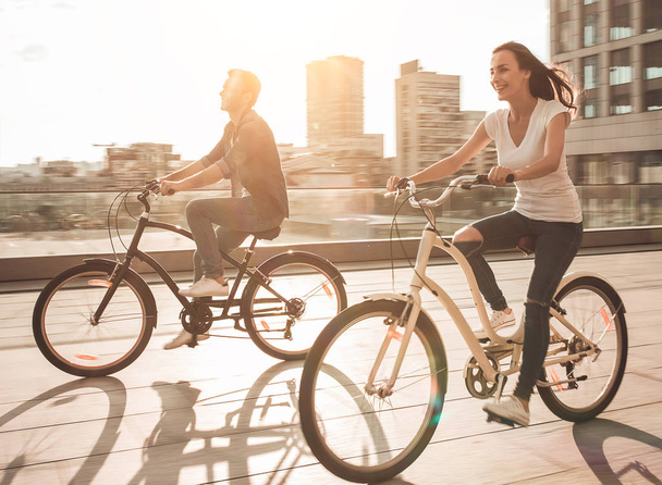  couple is cycling in the city - Foto, imagen