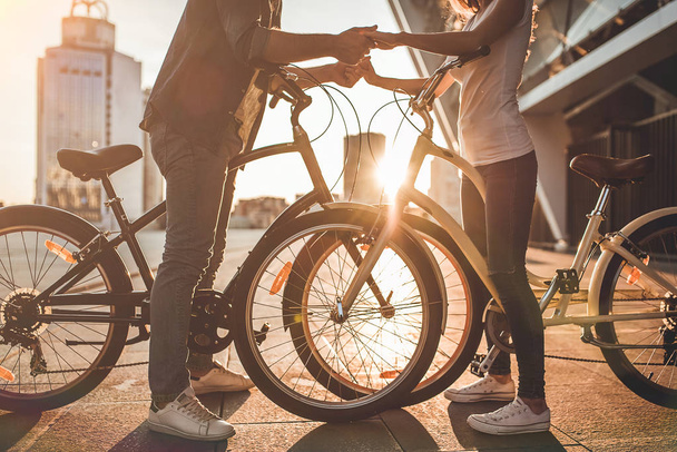 Ρομαντικό ζευγάρι με τα ποδήλατα στην πόλη - Φωτογραφία, εικόνα