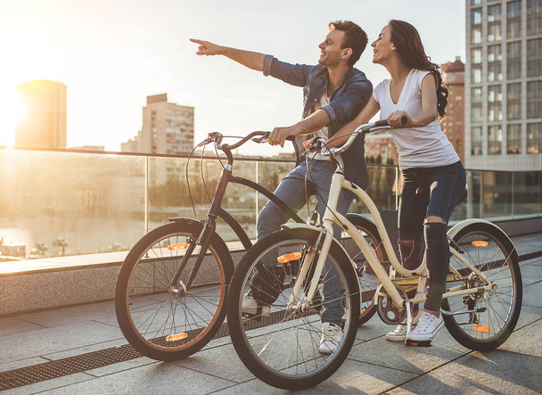 Bisiklet ile Romantik Çift - Fotoğraf, Görsel