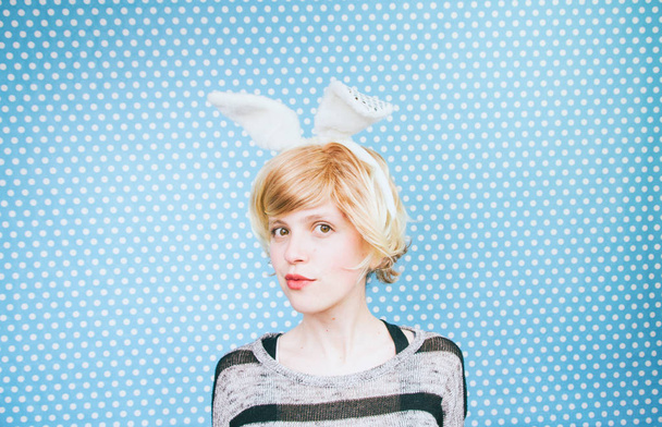 rubia mujer con orejas de conejo - Foto, imagen