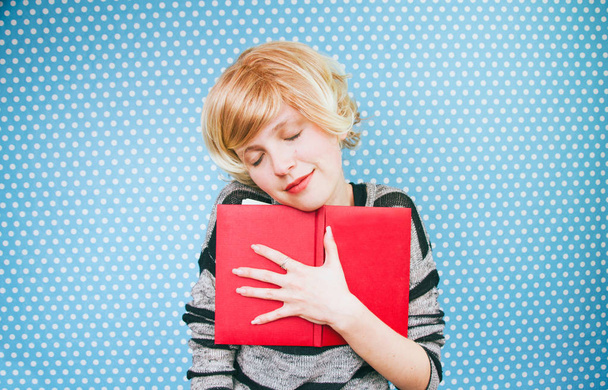 Mujer con libro rojo
 - Foto, imagen