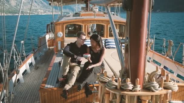 junge Familie auf Jacht segelt im Sommer im Freien auf See - Filmmaterial, Video