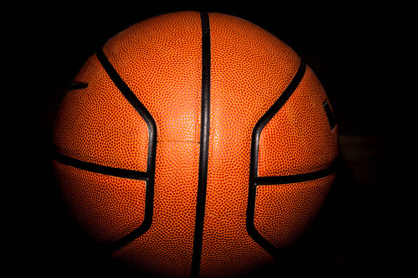 basketbal na černém pozadí - Fotografie, Obrázek