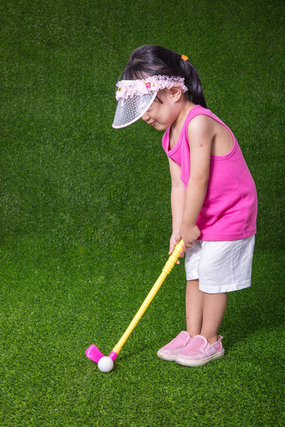 Asian Chinese little girl playing golf - Фото, изображение