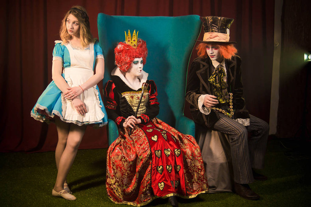 Hatter says to the Queen of Hearts - Photo, image