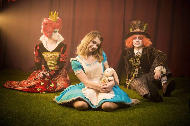 Kapelusznik szczęśliwy i Alice i zaniepokojony Queen - Zdjęcie, obraz