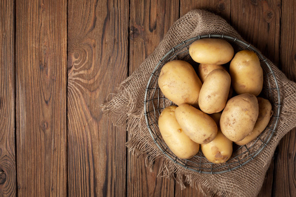 Fresh potatoes in basket - Fotografie, Obrázek
