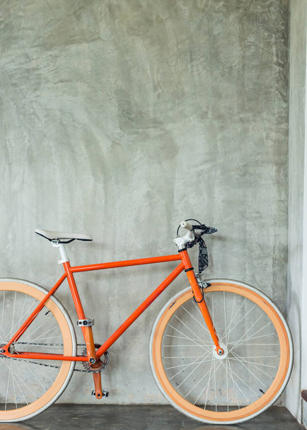 Abgestellte orangefarbene Fahrräder schmücken das Wohnzimmer im modernen Stil - Foto, Bild