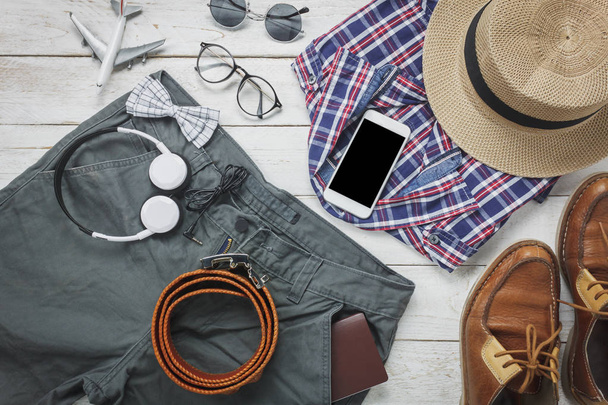 Bovenaanzicht accessoires om te reizen met man kleding concept. - Foto, afbeelding