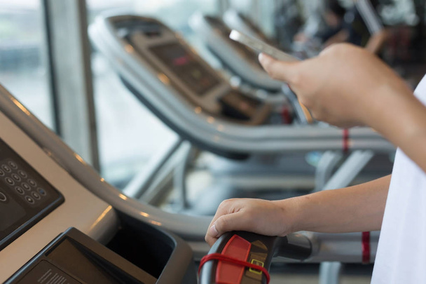 Kobieta, jogging i działa na bieżni cardio maszyny - Zdjęcie, obraz