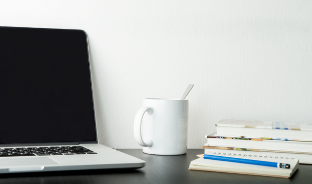 Студент, рабочий стол офиса с кофейной книгой и ноутбуком с белым копировальным пространством
 - Фото, изображение