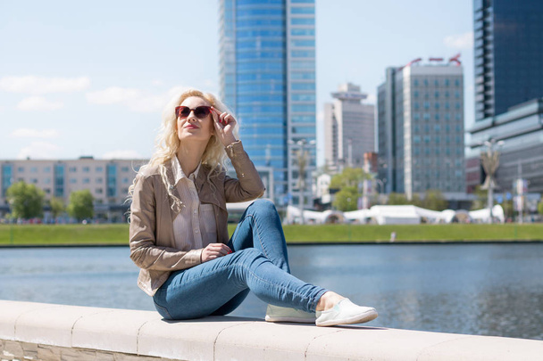 Beautiful Woman with Glasses on a City Landscape - Fotografie, Obrázek