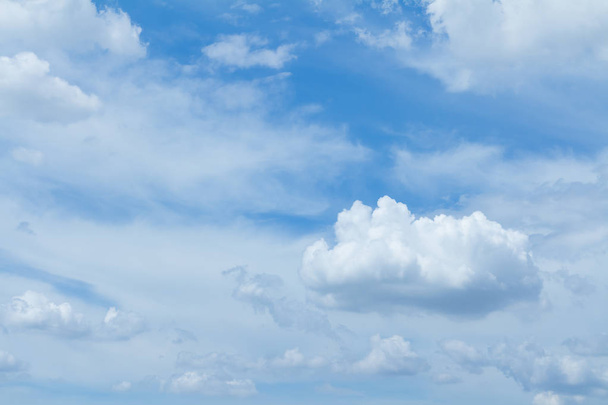 Blauwe lucht en wolken - Foto, afbeelding