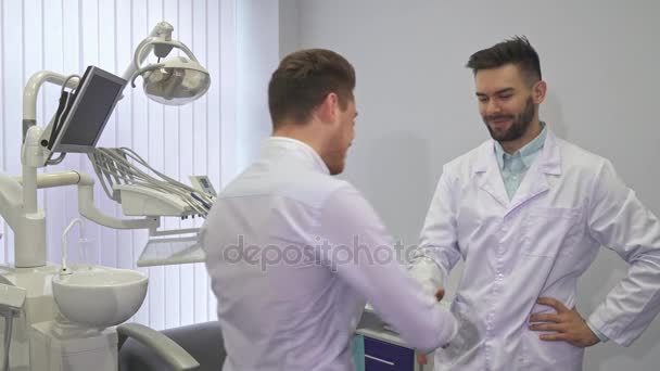 Patiënt vertelt iets naar de tandarts - Video
