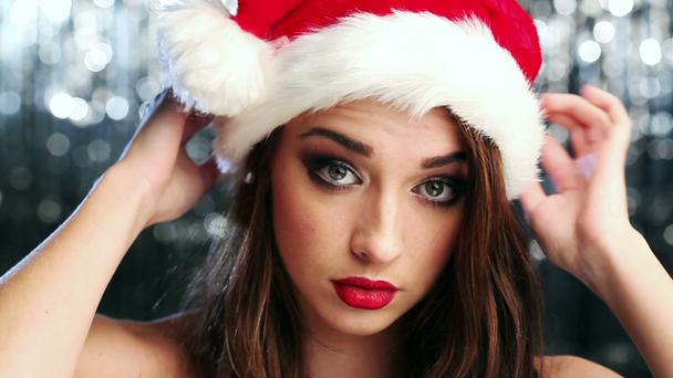 Aranyos lány viselt santa kalap a karácsonyi - Felvétel, videó