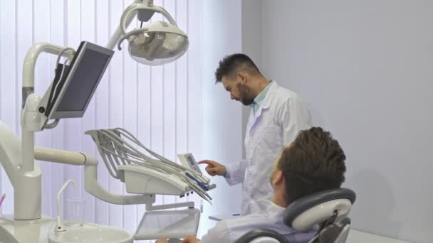 Zubař zeptá několik otázek k pacientovi - Záběry, video