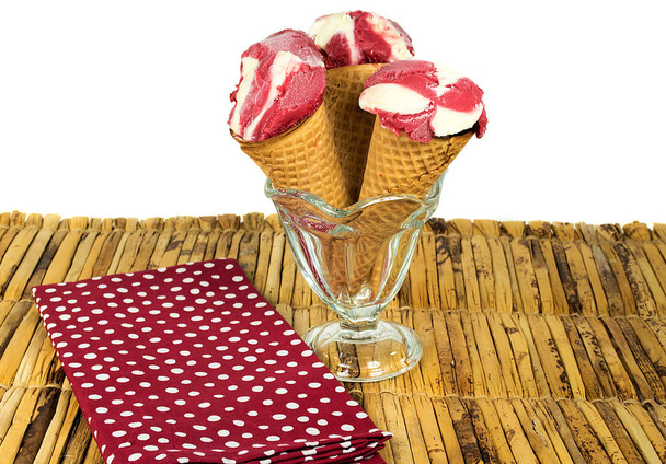 cones de açúcar com creme congelado
 - Foto, Imagem