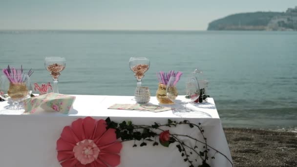 Tisch am Meer mit süßen Snacks, Getränken für Bankette an frischer Luft - Filmmaterial, Video