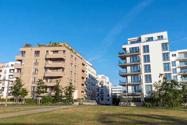 Casas de apartamentos brancos e castanhos em Berlim
 - Foto, Imagem