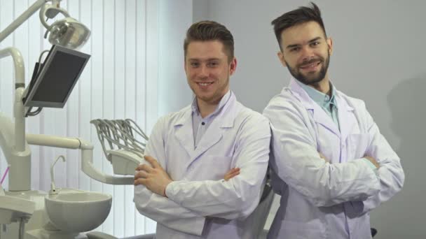 Twee tandartsen opdagen hun duimen - Video