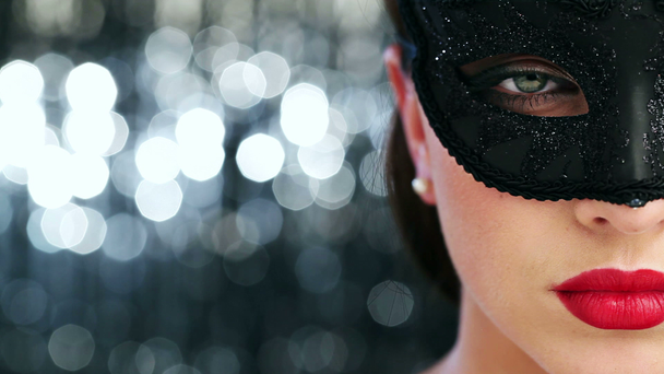 Macro closeup de mulher sexy vestindo máscara de mascarada na festa
 - Filmagem, Vídeo