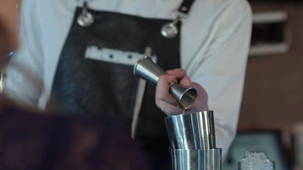 Bartender is making cocktail at bar counter at night club - Valokuva, kuva