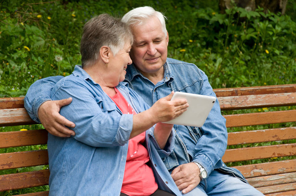 Un couple de retraités utilisent une tablette pour trouver des informations sur t
 - Photo, image