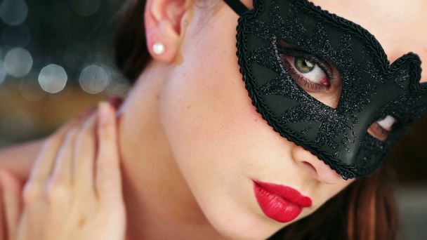 sexy žena nosit maškarní masku na party - Záběry, video