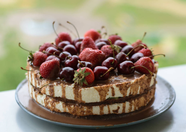 Круглый торт с клубникой и вишней
 - Фото, изображение