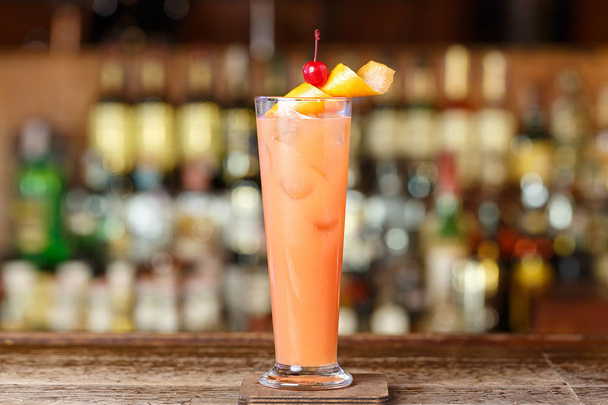 Refreshing cocktail on the bar - Фото, зображення