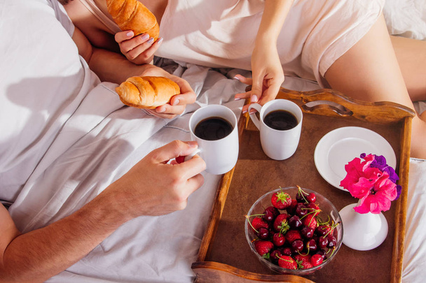 Couple having breakfast in bed - Fotografie, Obrázek