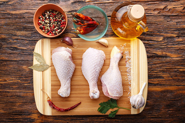 raw chicken legs with spices - Foto, imagen