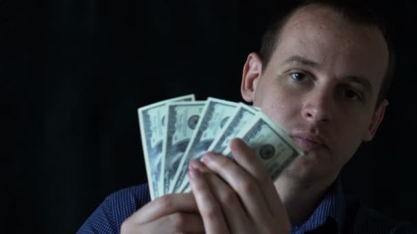 Porträt des Banker Business Man Show dollars Banknotes Money Cash Currency. Schwarzer Hintergrund - Filmmaterial, Video
