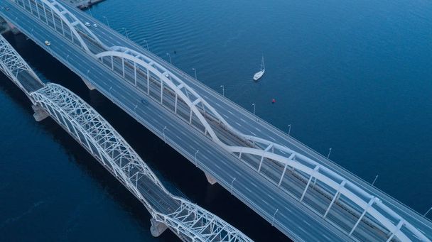 Ponte moderna sobre um longo rio
 - Foto, Imagem