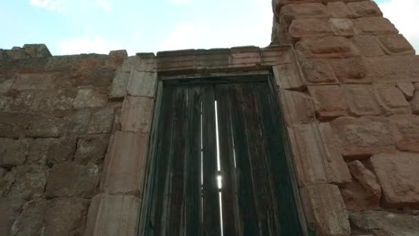 Oude historische deur van een oude Romeinse tempel. - Video