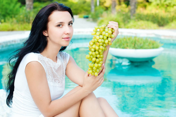 Kaunis nuori nainen vihreät viinirypäleet
.  - Valokuva, kuva