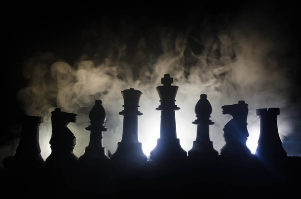 gra planszowa szachy koncepcja pomysłów biznesowych i praktyczno pomysły konkurencji i strategii. Figury szachowe na ciemnym tle z dymu i mgły - Zdjęcie, obraz