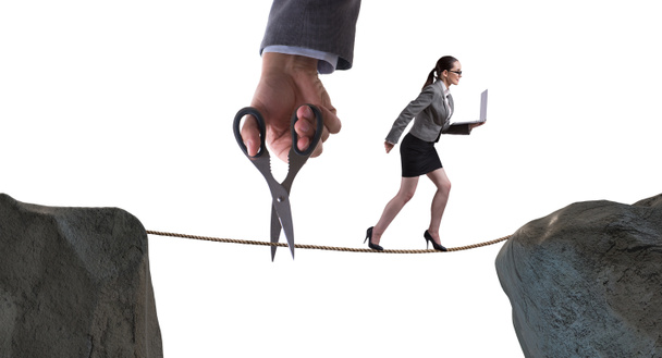 Ręcznie przecinając linę pod bizneswoman tightrope walker - Zdjęcie, obraz