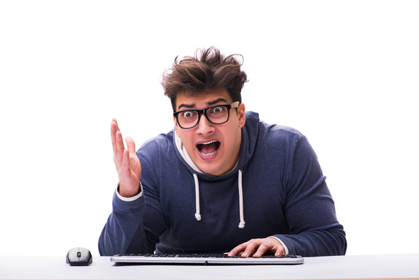 Vicces kocka ember dolgozik számítógép elszigetelt fehér - Fotó, kép