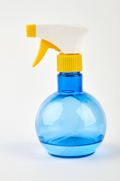 Blauwe spray fles, witte achtergrond. - Foto, afbeelding