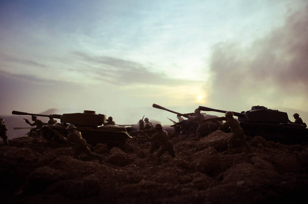 Sota-ajatus. Sotilaallinen siluetit taistelevat kohtaus sodan sumu taivaalla tausta, maailmansodan sotilaat siluetit alla pilvinen Skyline yöllä. Hyökkäyskohtaus. Panssaroituja ajoneuvoja. Säiliöt taistelu
 - Valokuva, kuva