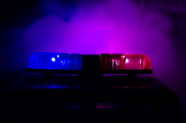 Красный фонарик на полицейской машине. Городские огни на заднем плане. Концепция правительства полиции
 - Фото, изображение